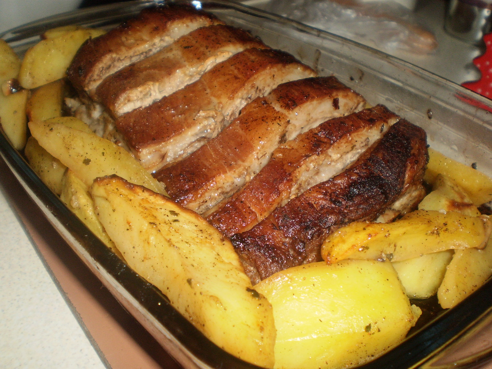 Coaste de porc cu cartofi la cuptor