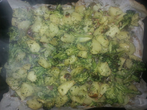Cartofi cu broccoli si ciuperci la cuptor