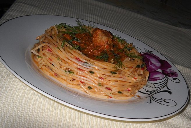 Spaghete cu chiftele în sos vânătoresc