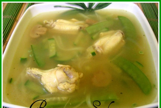 Supa chinezeasca de pui cu pastai de mazare