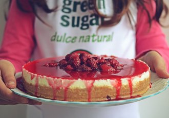 Cheesecake de lamaie cu sos de zmeura