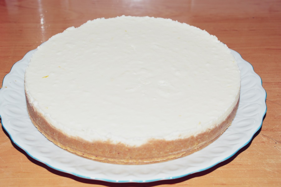 Cheesecake de lamaie cu sos de zmeura