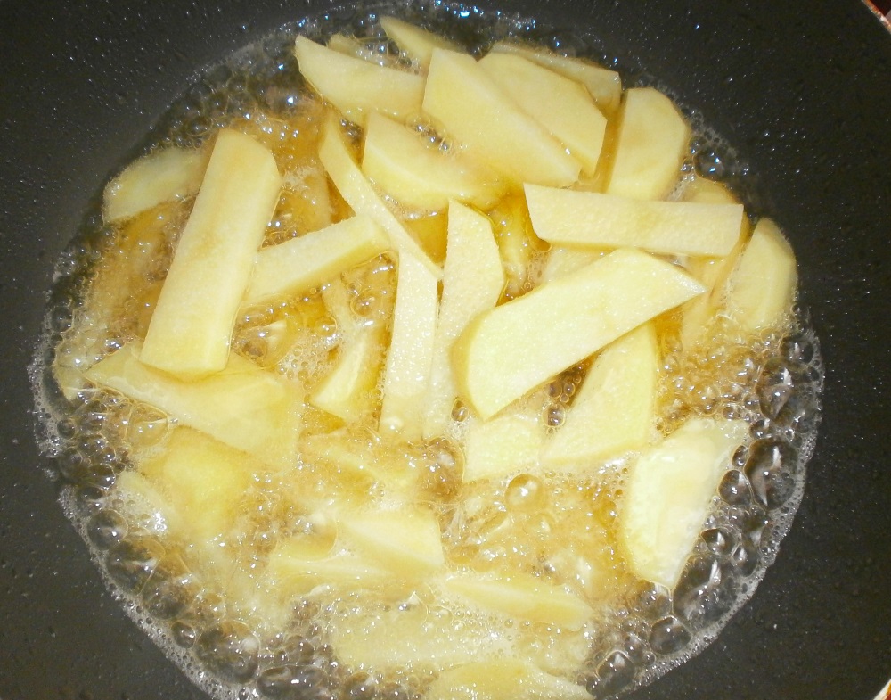 Piept de pui cu cartofi prajiti si usturoi verde