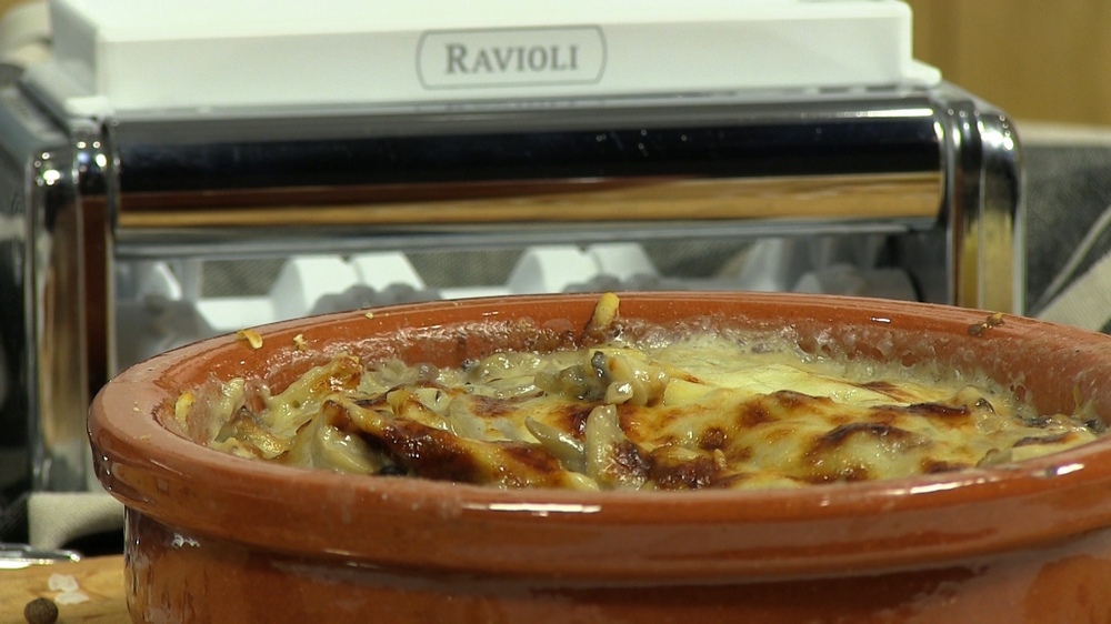 Ravioli al forno cu tofu, ciuperci, sos de ciuperci si gratinati cu cascaval – Atlas Chromo Marcato- reteta video