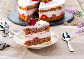 Tort cu crema de mascarpone si capsuni