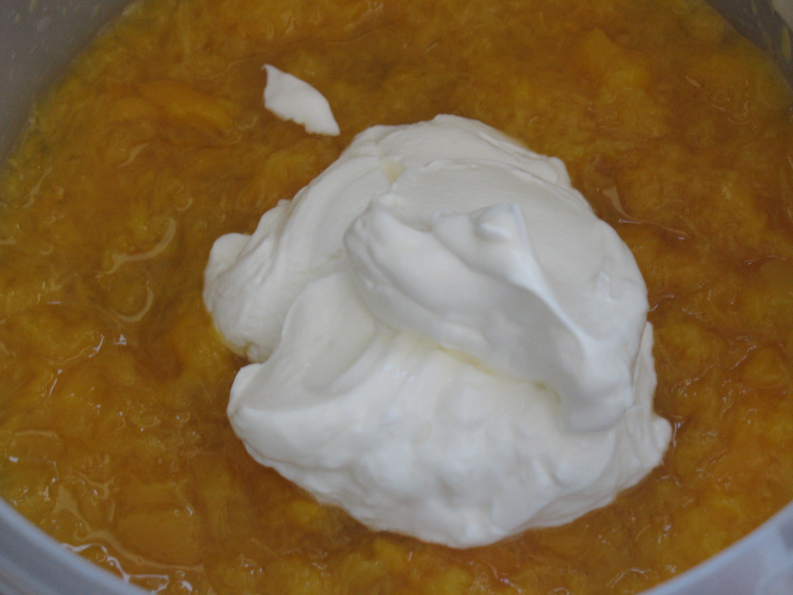 Prajitura cu crema de iaurt si piersici