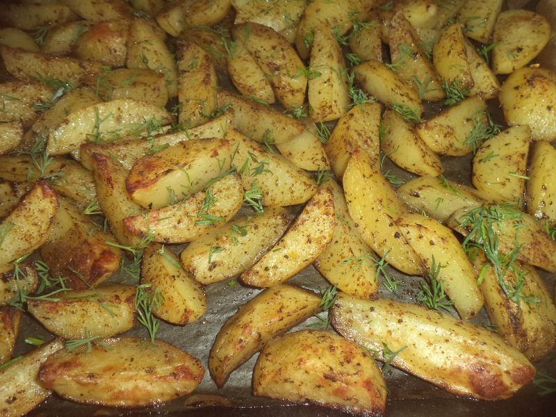 Cartofi aurii la cuptor cu busuioc uscat si marar verde