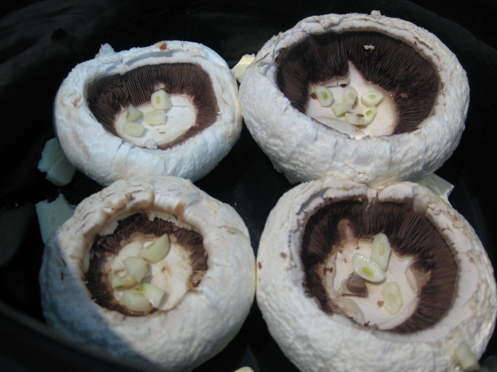 Ciuperci umplute cu legume si piept de pui la slow cooker Crock-Pot