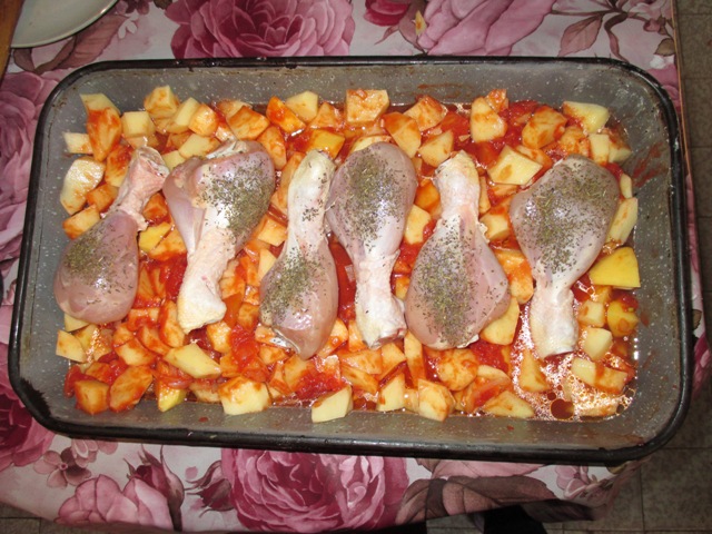 Pulpe de pui la cuptor cu cartofi si sos de rosii