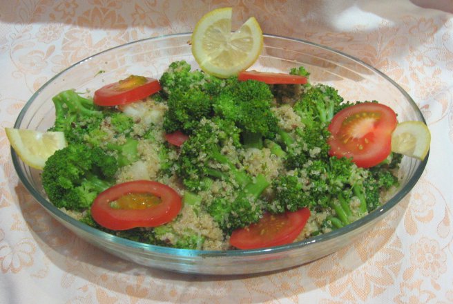 Salata cu broccoli si quinoa