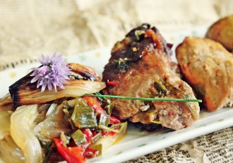 Felii de carne cu fenicul și cartofi noi