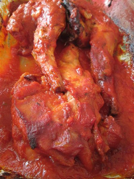 Carne de iepure la cuptor cu sos rosu