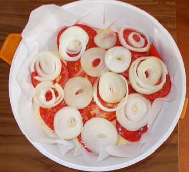 Cartofi la cuptor cu rosii si ceapa