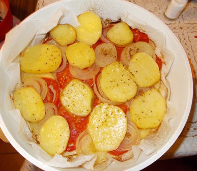 Cartofi la cuptor cu rosii si ceapa