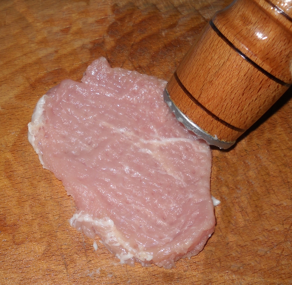 Reteta clasica de snitele de porc cu ou si pesmet