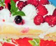 Tort Pavlova cu crema de vanilie  si fructe de padure-2