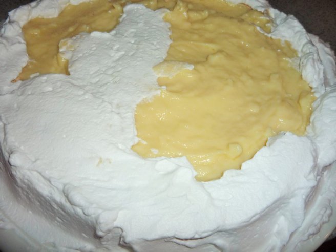 Tort pavlova cu crema de vanilie