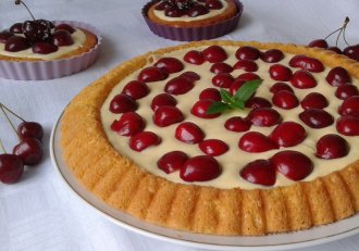 Tarta cu crema de vanilie, mascarpone si cirese
