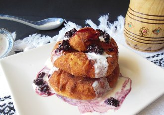 Reteta de preparare a papanasilor cu smantana si dulceata de mure