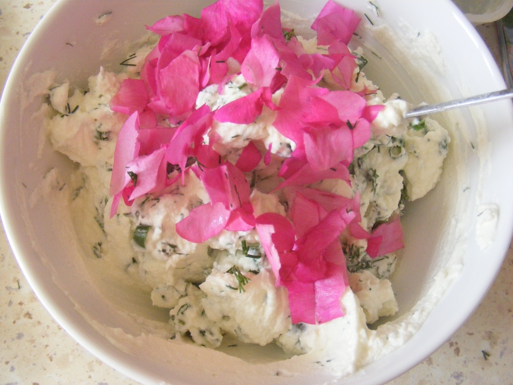 Cremă de brânză cu ceapă verde, mărar şi petale de trandafir
