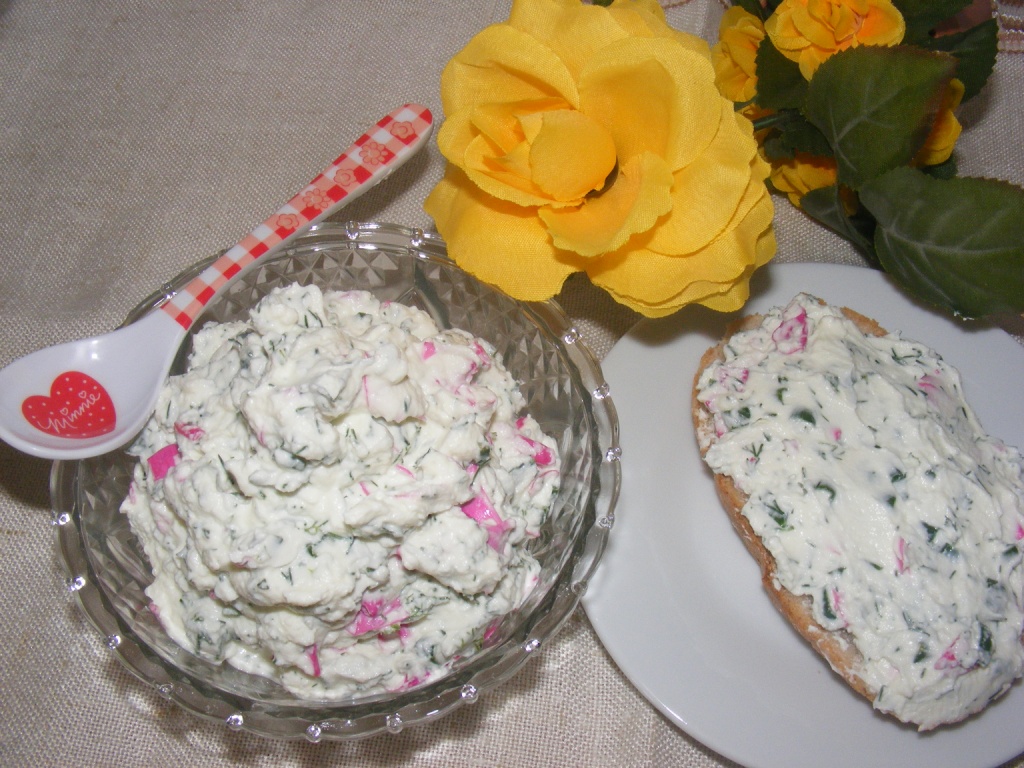 Cremă de brânză cu ceapă verde, mărar şi petale de trandafir