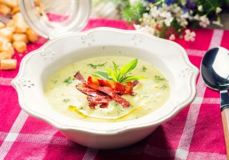 Supa crema de dovlecei cu chorizo