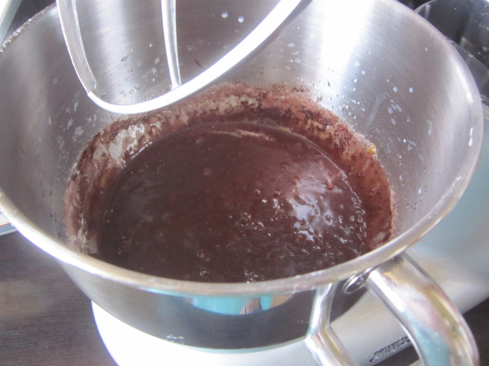 Brioșe cu cacao, glazură de ciocolată și nuci