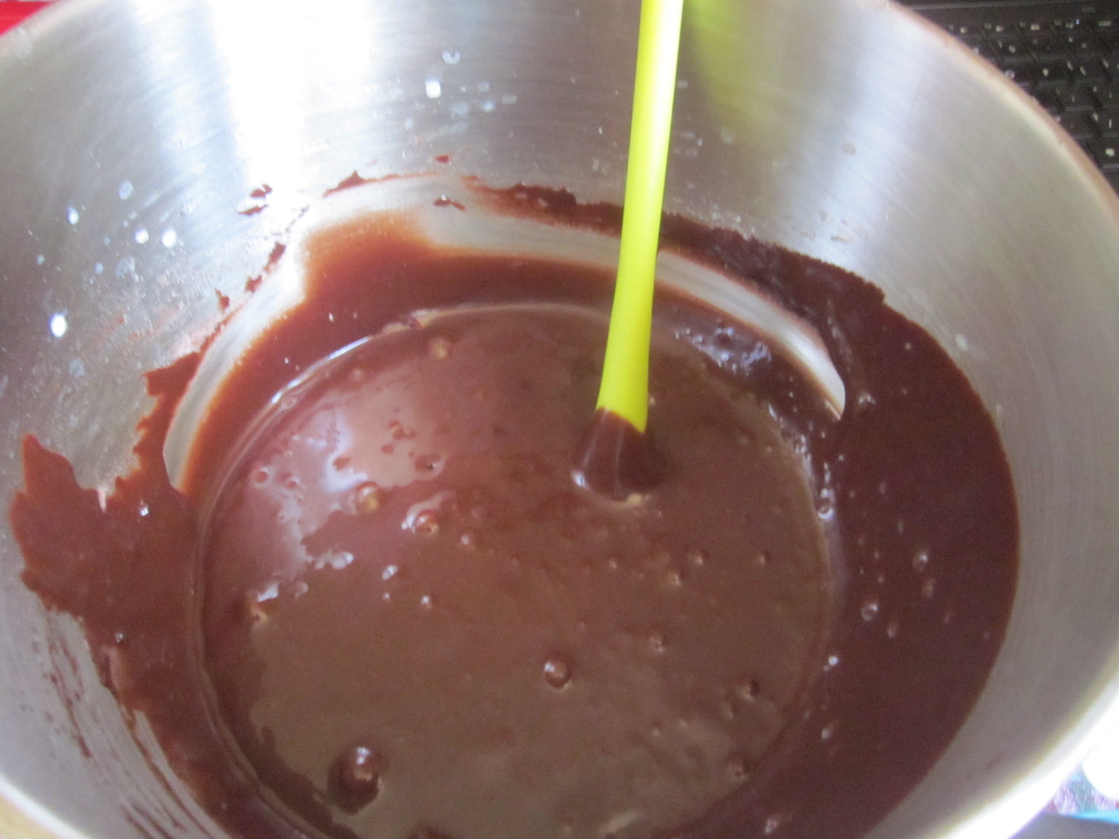 Brioșe cu cacao, glazură de ciocolată și nuci