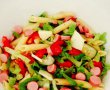 Salata rece de paste cu crenvusti,rosii si mar-4