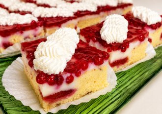 Prajitura cu fructe, crema de vanilie si frisca