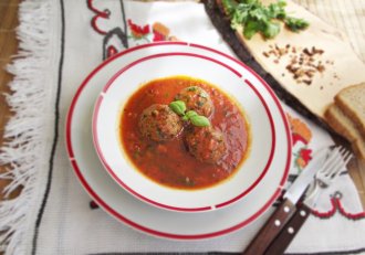 Chiftele de ton, in sos de rosii cu ceapa caramelizata si usturoi