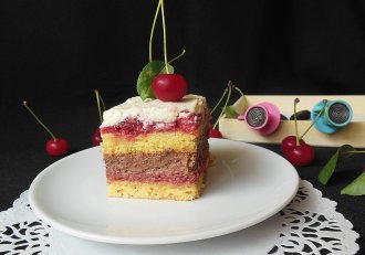 Prajitura cu ganache de ciocolata, mascarpone, zmeura si visine