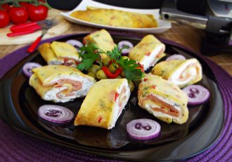 Clatite aperitiv cu ardei copt, crema de branza si somon