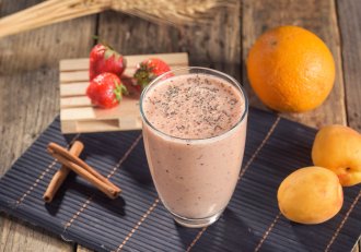 Smoothie cu caise si capsuni
