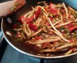 Noodles thailandezi cu nuci caju si condiment de ceapa verde, ardei iute si muguri de fasole-4