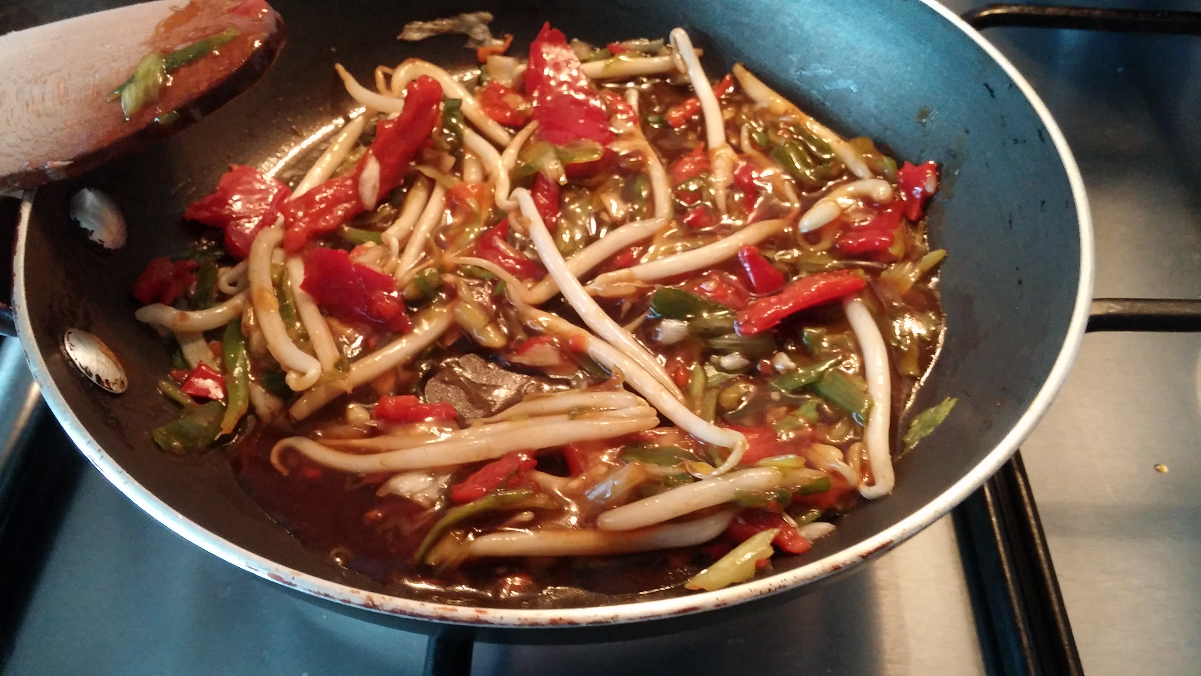 Noodles thailandezi cu nuci caju si condiment de ceapa verde, ardei iute si muguri de fasole