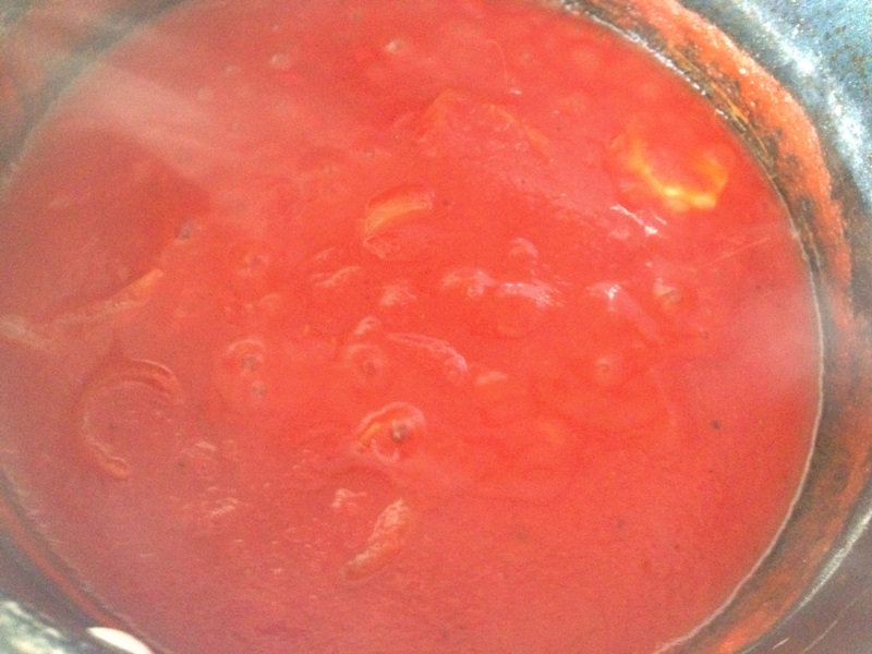 Spaghete cu sos de rosii picant cu mazare si busuioc