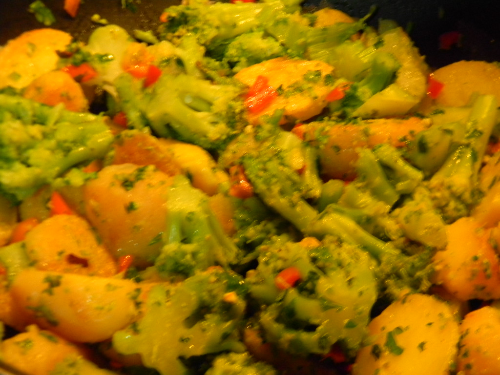 Salata calda cu cartofi si broccoli