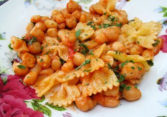 Farfalle cu fasole si naut