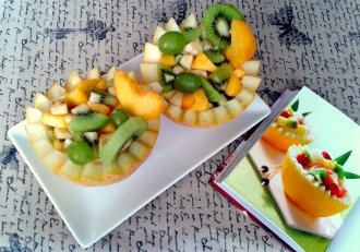 Pepene galben umplut cu salata de fructe