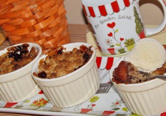 Crumble cu prune, nuca si melasa