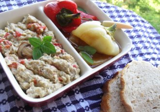 Salata de vinete cu ardei copti si ciuperci