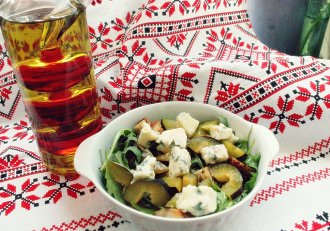 Salata cu branza, prune, crutoane si rucola