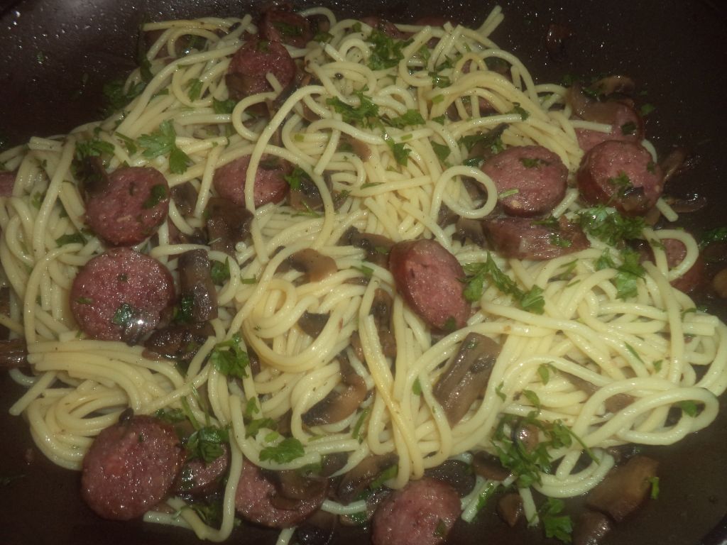 Spaghete cu ciuperci si carnati afumati