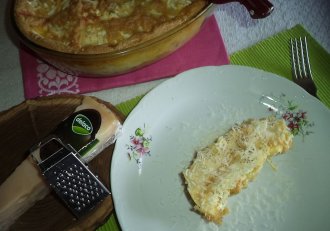 Budinca de cartofi cu branzeturi si ou la cuptor