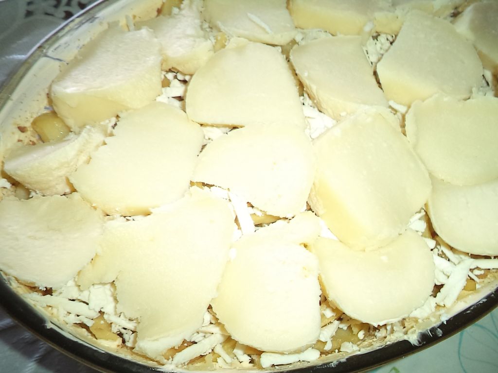 Budinca de cartofi cu branzeturi si ou la cuptor
