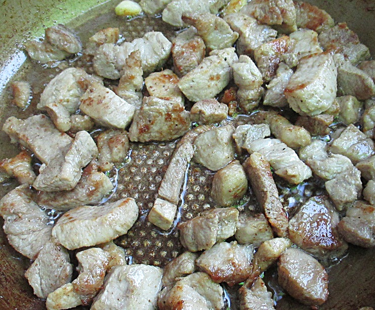 Carne de porc in sos de rosii cu smantana