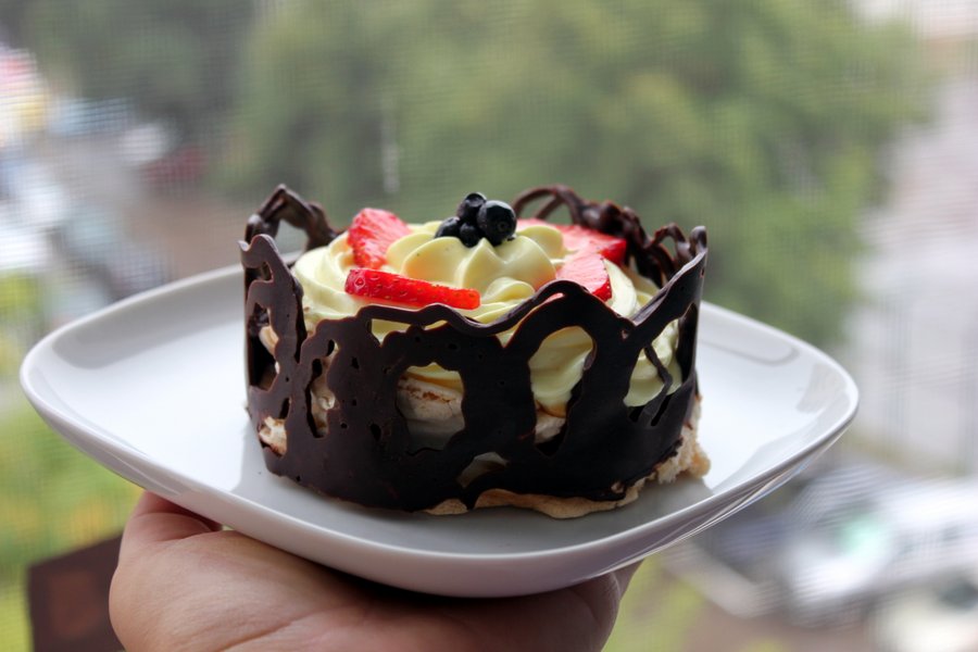 Mini Pavlova cu crema de iaurt si ciocolata