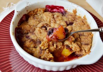 Crumble cu piersici, mure si pesmet