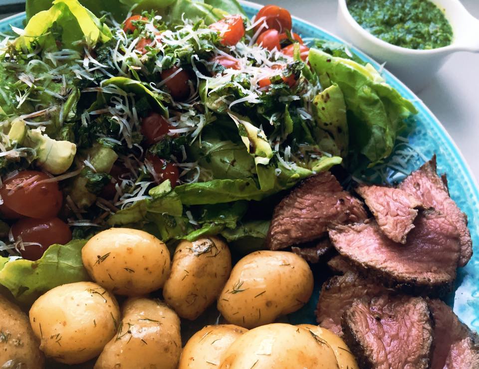 Steak Chimichurri cu salata crocanta si cartofi noi